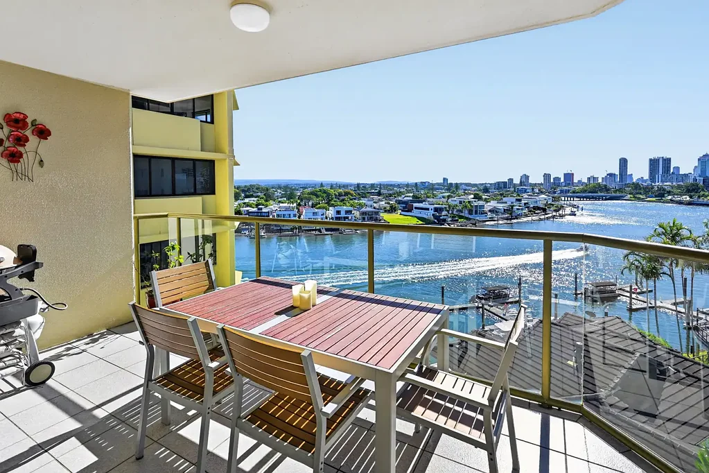 Surfers Paradise 2 Slaapkamer North East Corner Main River and Ocean Views in Surfers Hawaiian!