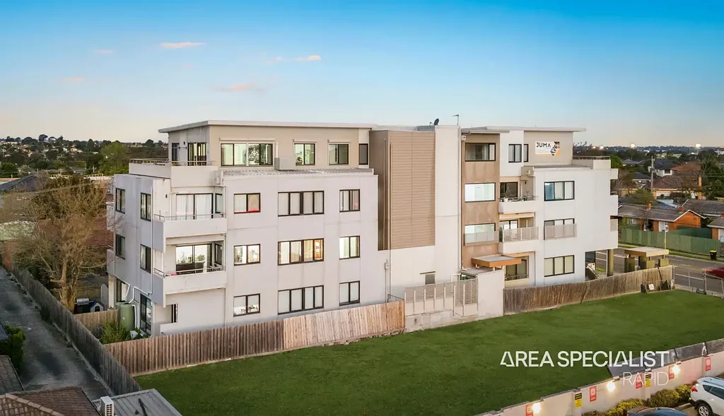 Dandenong 3 Slaapkamer The Brief:
Spectacular Views and Convenient Access to All Amenities!