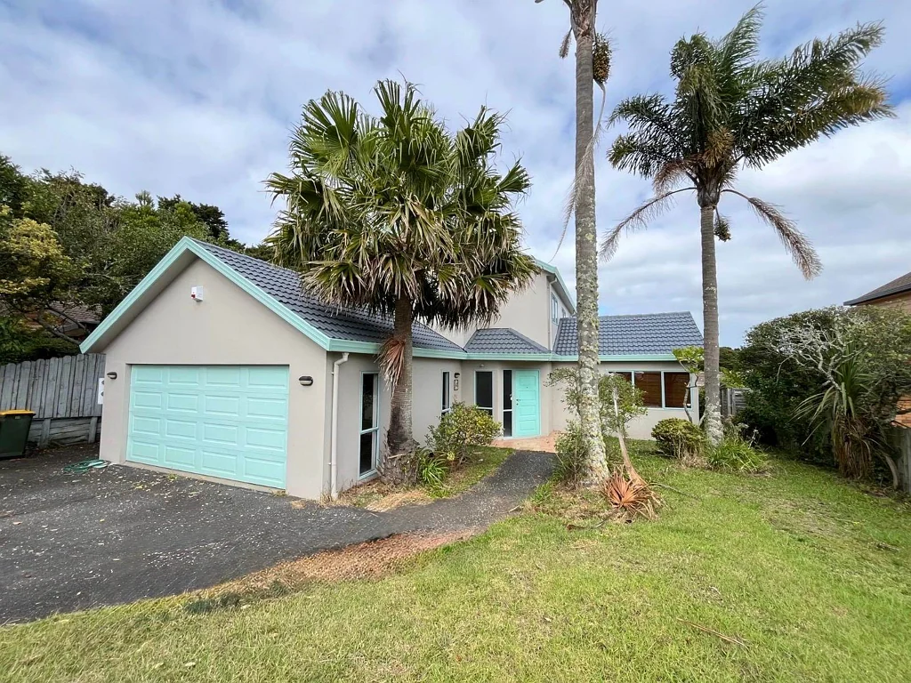 Large 5-Bedroom Home Near Auckland Botanic Gardens