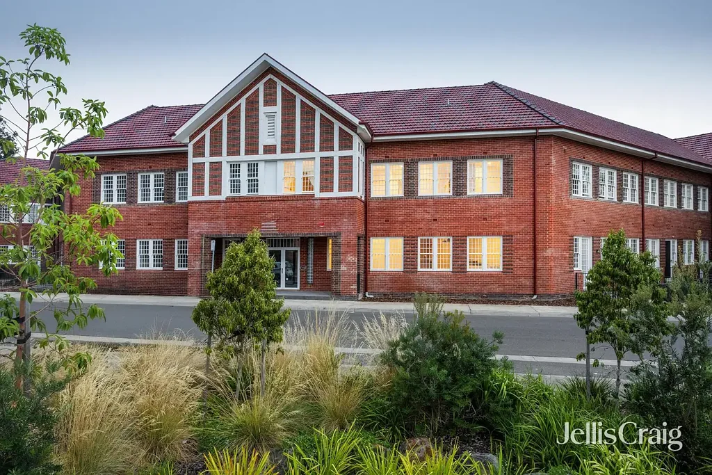Bundoora 3房 遗产建筑魅力 1930年代都铎复兴 自然光充沛 私人露台 双车位车库 步行生活便利 Heritage Charm. Contemporary Sophistication.