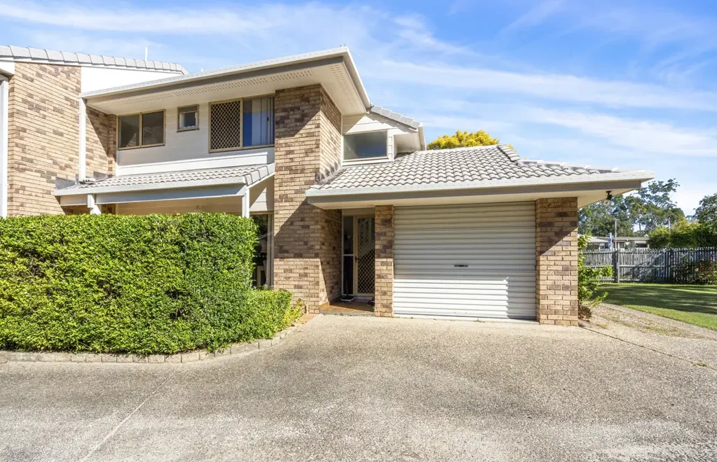 Coombabah 2房  Location and size! Welcome to your new HOME! Small secure complex