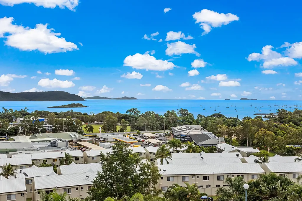 Cannonvale 2Kwarto Updated Coastal Apartment with Exceptional Views & Strong Return