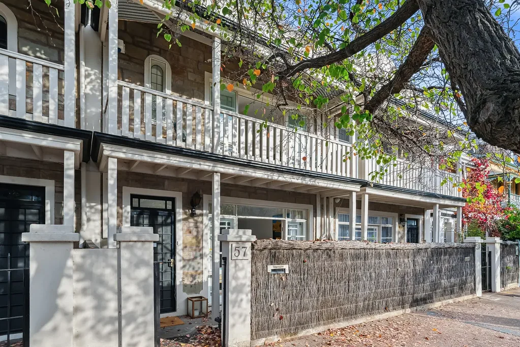 North Adelaide 3Habitaciones Compelling Terrace Charm along a Tree-lined, City-Fringe Favourite