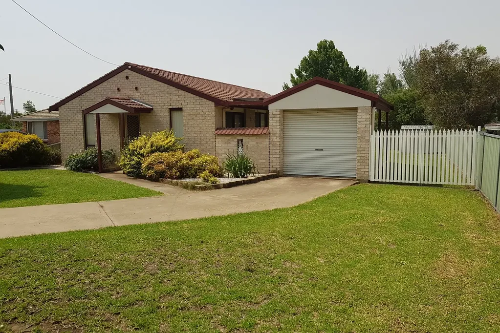 CHARMING LOW-MAINTENANCE HOME IN QUIET LOCATION