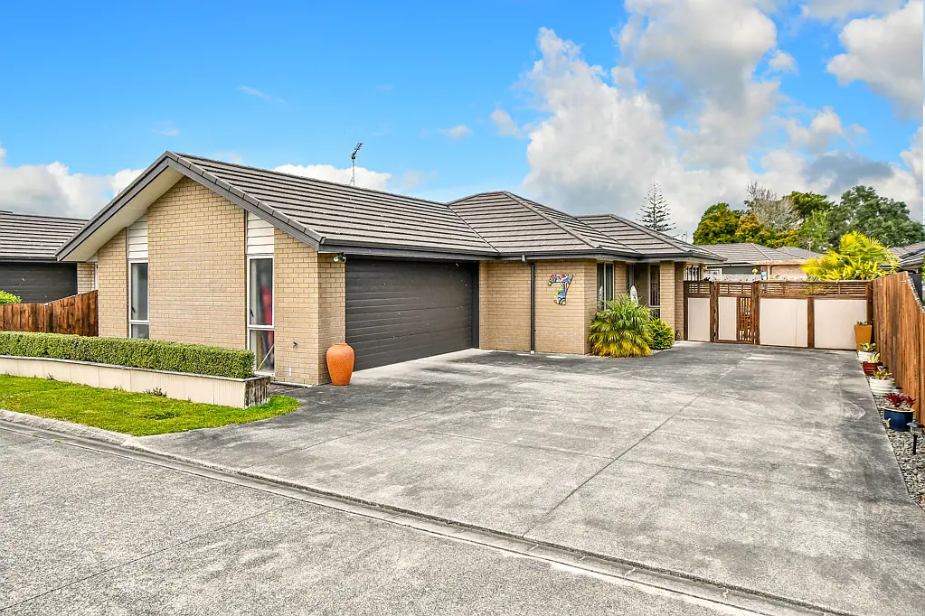 Patumahoe 3 Bedroom One owner, lovingly cared for