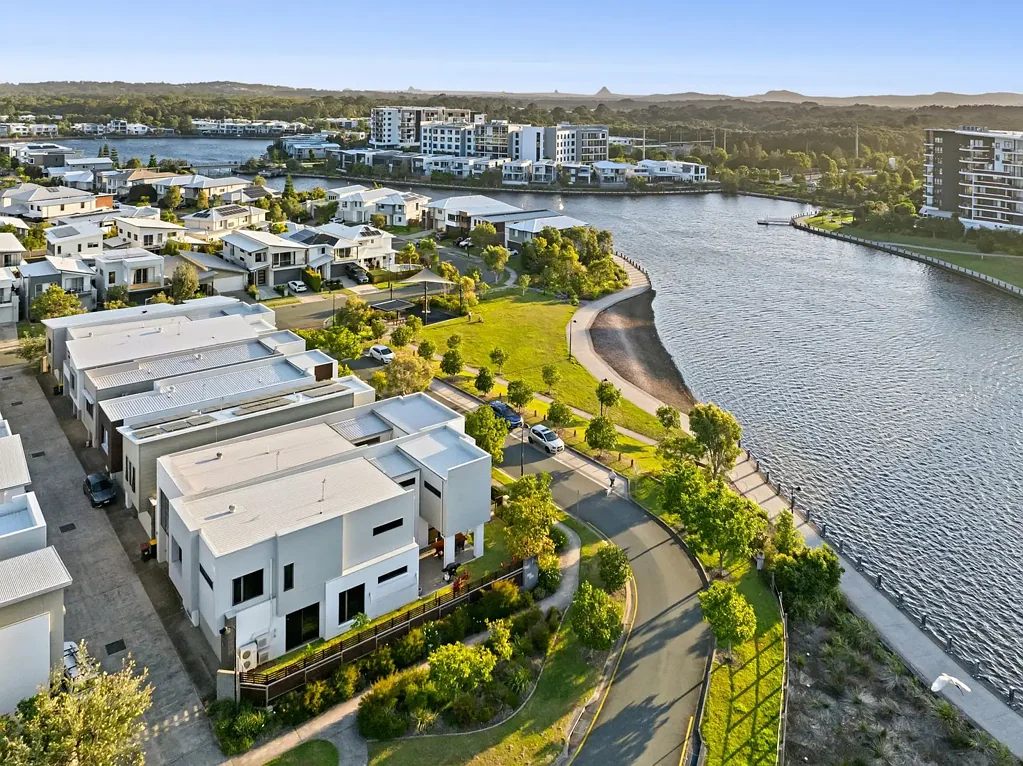 Birtinya 4房  One-of-a-Kind Terrace Home with Sweeping Water Views- REF: 4400