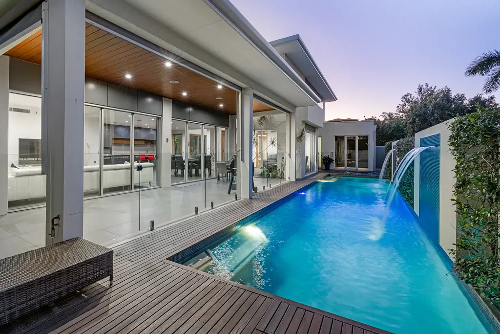 Hope Island 4 Bedroom Motivated Owners Instruct Immediate Sale: EX-DISPLAY HOME IN PRIME POSITION