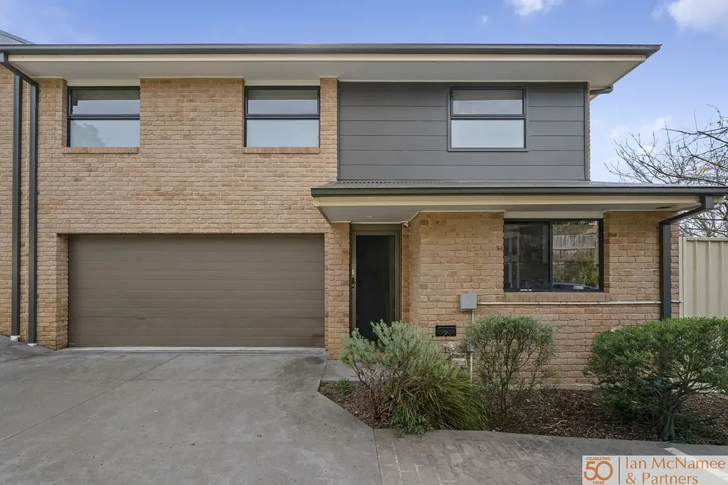 Spacious Three-Bedroom Townhouse with Double Garage