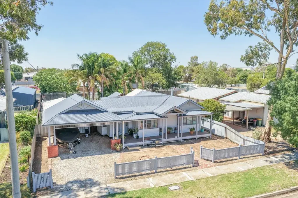 Moulamein 3房  Spacious Family Living with Pool, Shedding & Rear Access in Prime Moulamein Location