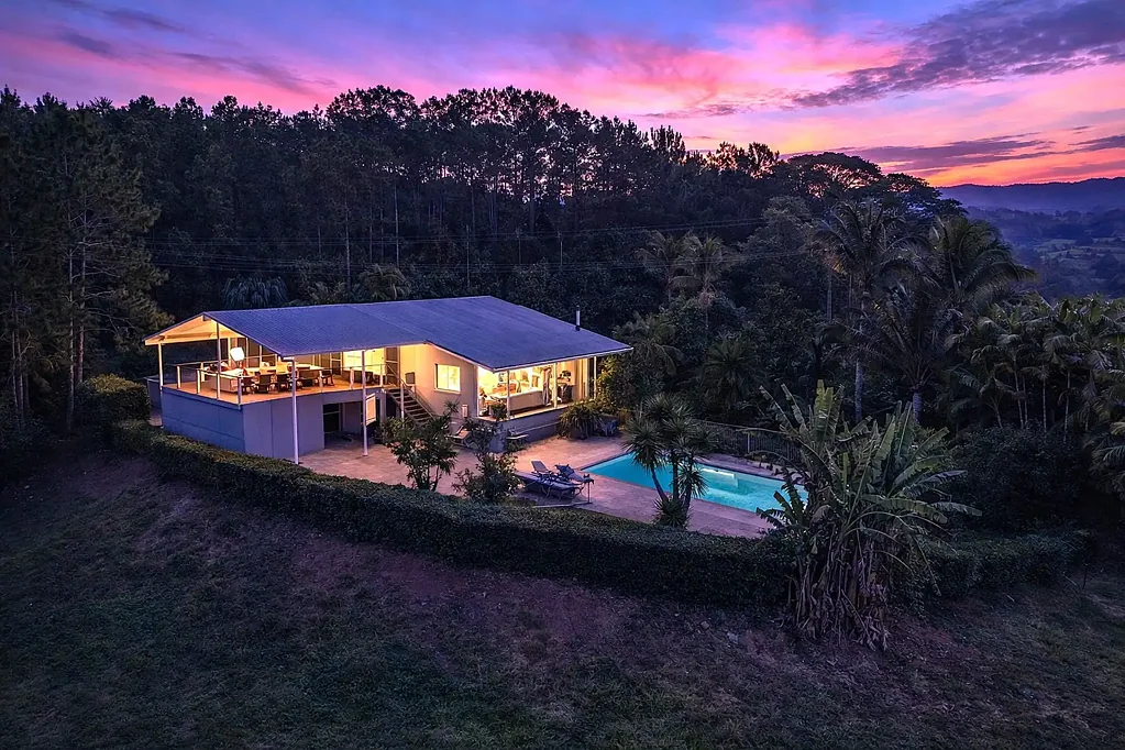 Hunchy 8 Bedroom Private Dual-Living Acreage with Exceptional Usable Land – Ideal for Horses or Livestock