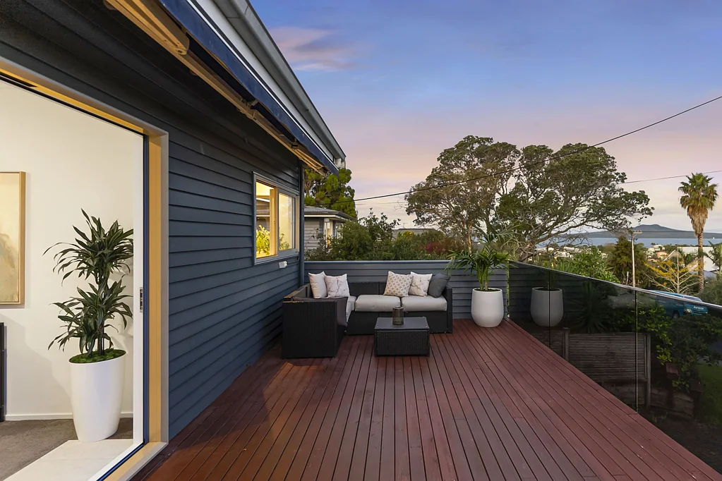 19 Peter Terrace, Castor Bay, North Shore City, Auckland
