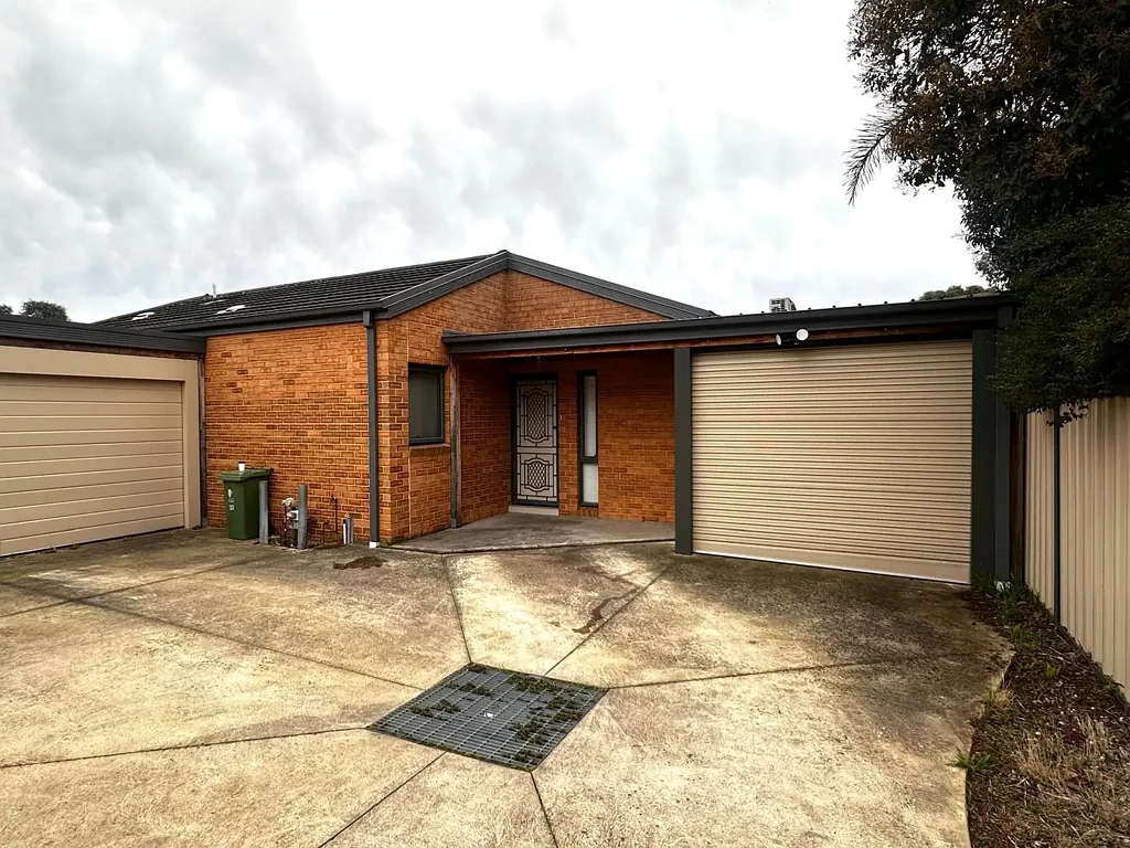 IMMACULATE 2 BEDROOM REAR UNIT WITH MODERN COMFORTS & PRIME