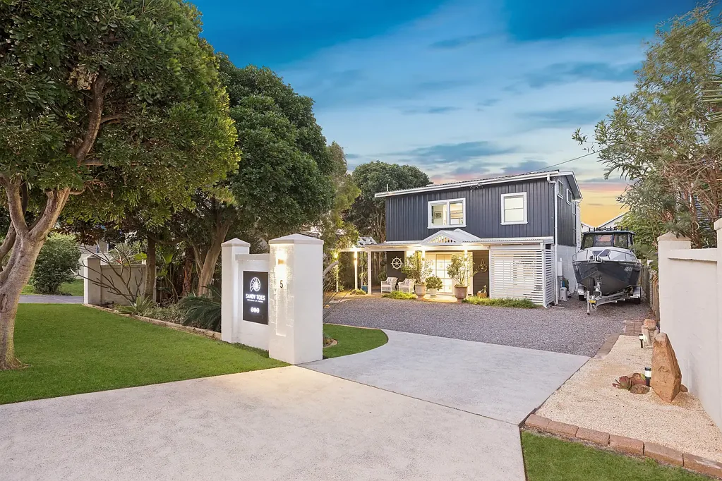 Fingal Bay 4部屋 Luxurious Beachside Living
