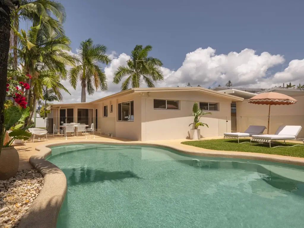 10 Naranga Avenue, Broadbeach Waters, QLD 4218