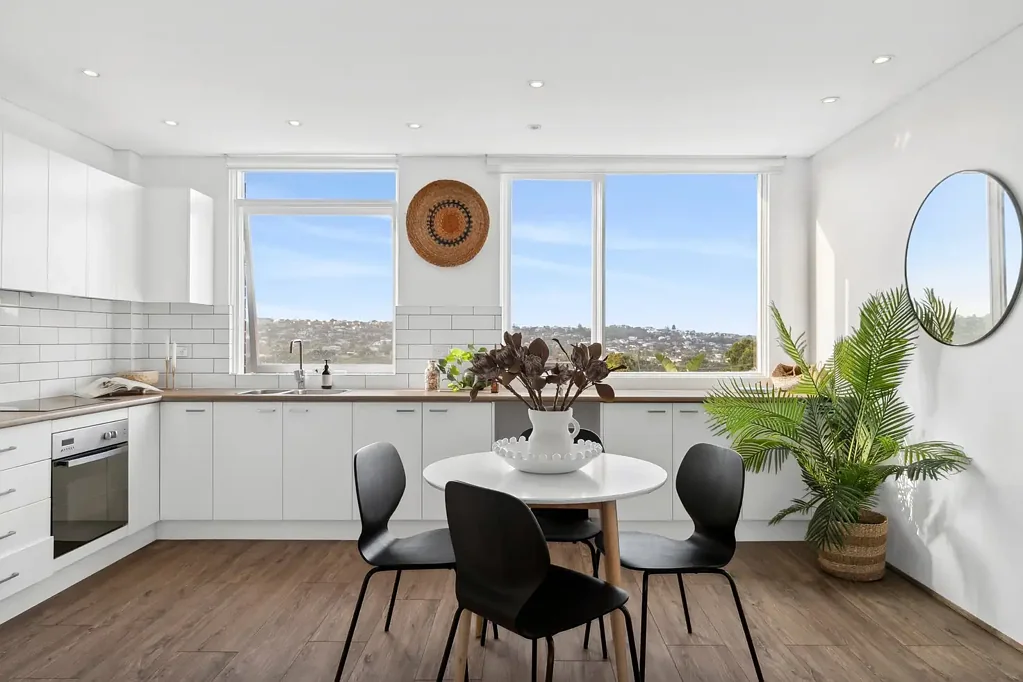 Sunlit Top-Floor Apartment Moments from Freshwater & Curl Curl Beaches