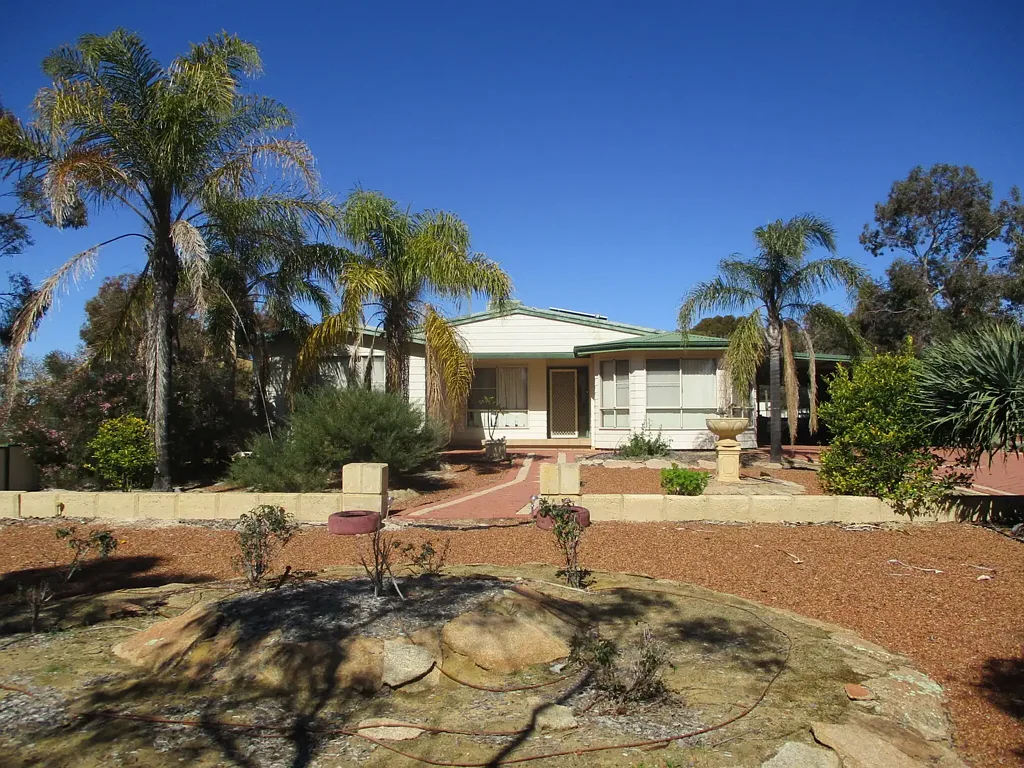 Cunderdin 4 Slaapkamer IMMACULATE FAMILY HOME ON 4000 M2 LAND AND LOCKUP COLOURBOND SHED.