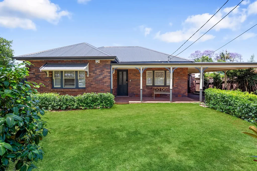 Blakehurst 4房 双砖立面优雅 精心修剪花园 宽敞客厅木地板 高档厨房石英台面 宽敞户外娱乐区 四卧带衣柜 主卧按摩浴缸 安全停车单车库 优越位置近水边商圈 Family Comfort and Future Potential in a Convenient Location