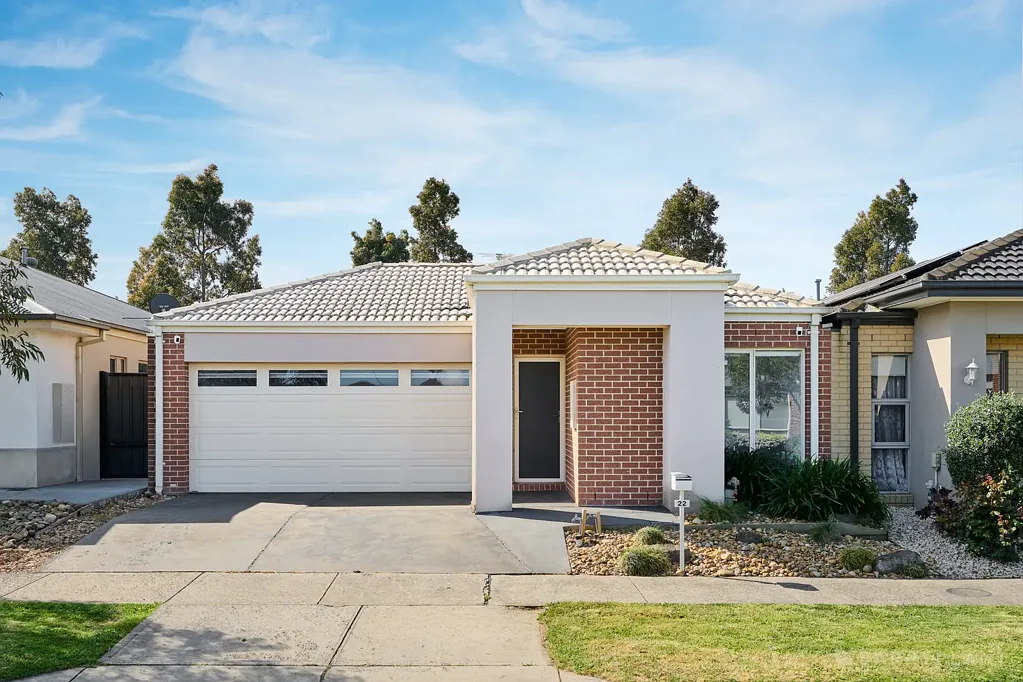 Cranbourne North 3બેડરૂમ EFFORTLESS LIVING WITH PRIVATE MASTER RETREAT AND COVERED ALFRESCO DECKING