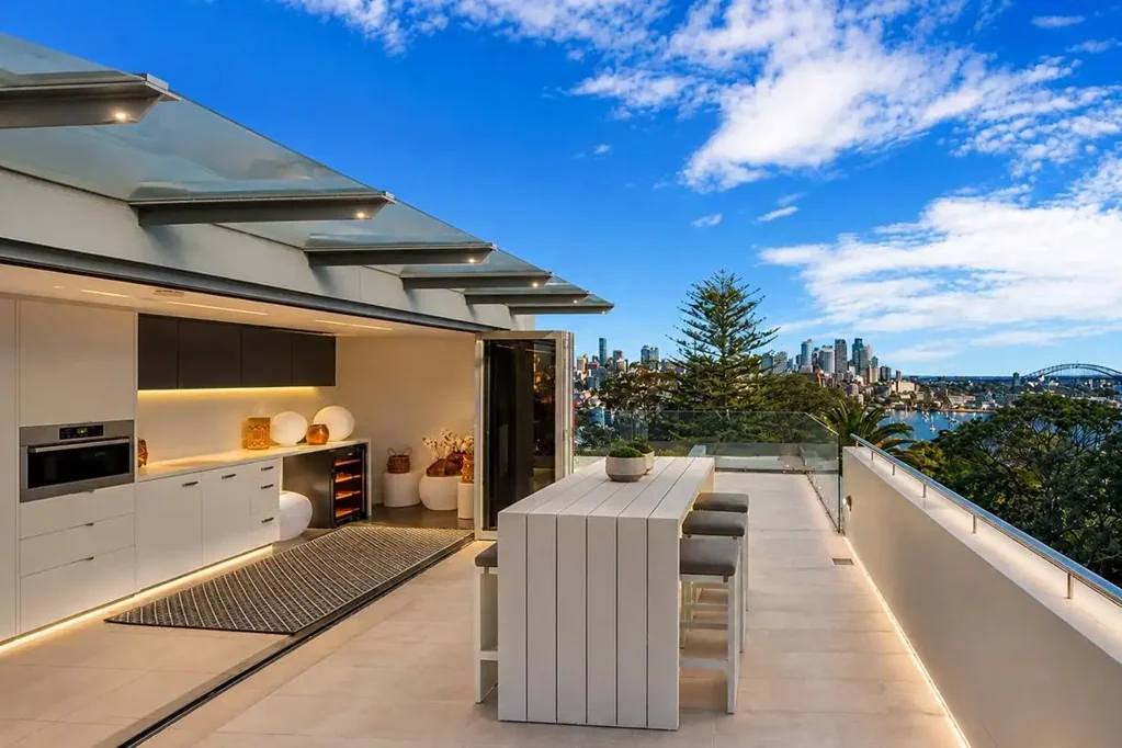 LUXURY PENTHOUSE WITH HARBOUR BRIDGE & CITY SKYLINE VIEWS!