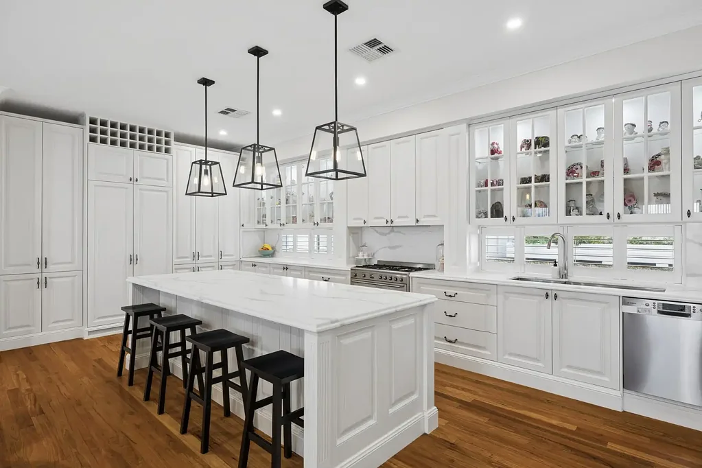 Oran Park 5房 定制三层豪华住宅，带五间完整浴室 Custom-Built Tri-Level Luxury with Five Complete Bathrooms
