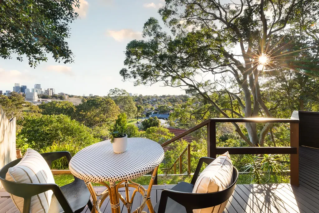 Cammeray 4 Slaapkamer Elevated views and family functionality in an idyllic cul-de-sac