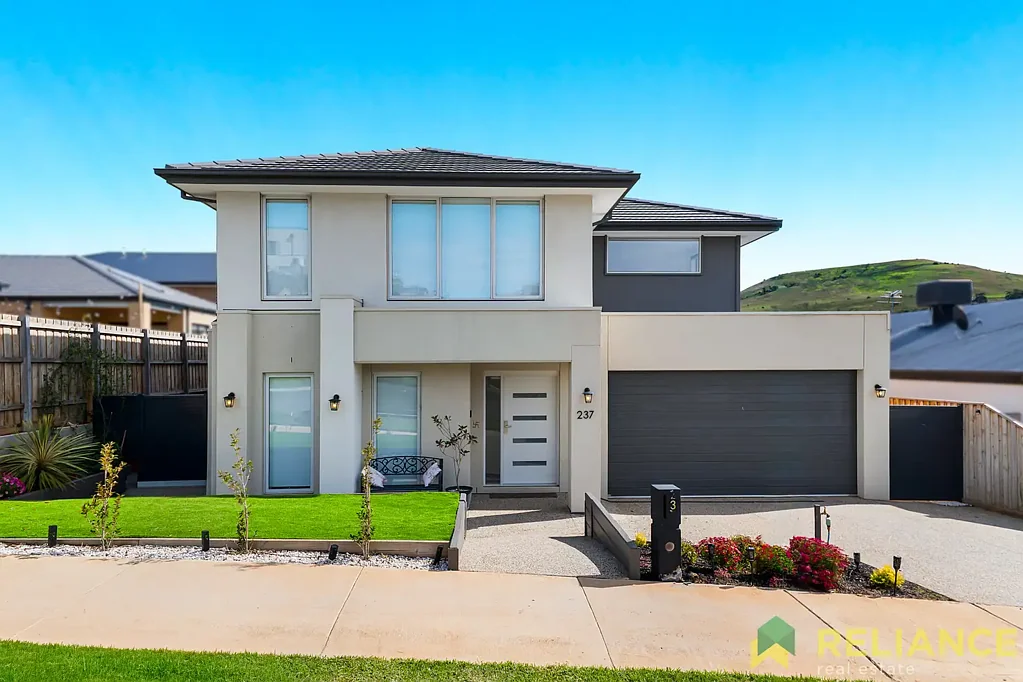 Maddingley 4房 拥有令人惊叹景色的卓越双层家庭住宅 Exceptional Double-Storey Family Home with Breathtaking Views