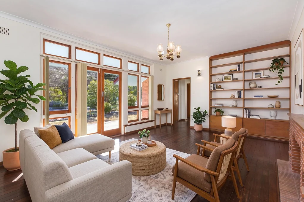 Two bedroom home in walking distance to Turramurra village