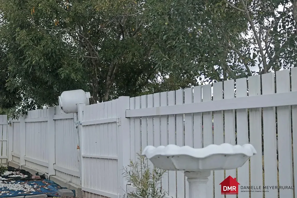 Gayndah 4 Bedroom A White Picket Fence & Four Bedrooms