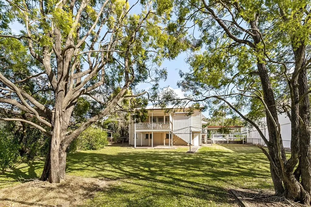 Gordon Park 3ਬੈੱਡਰੂਮ Parkside Family Home on 810m2