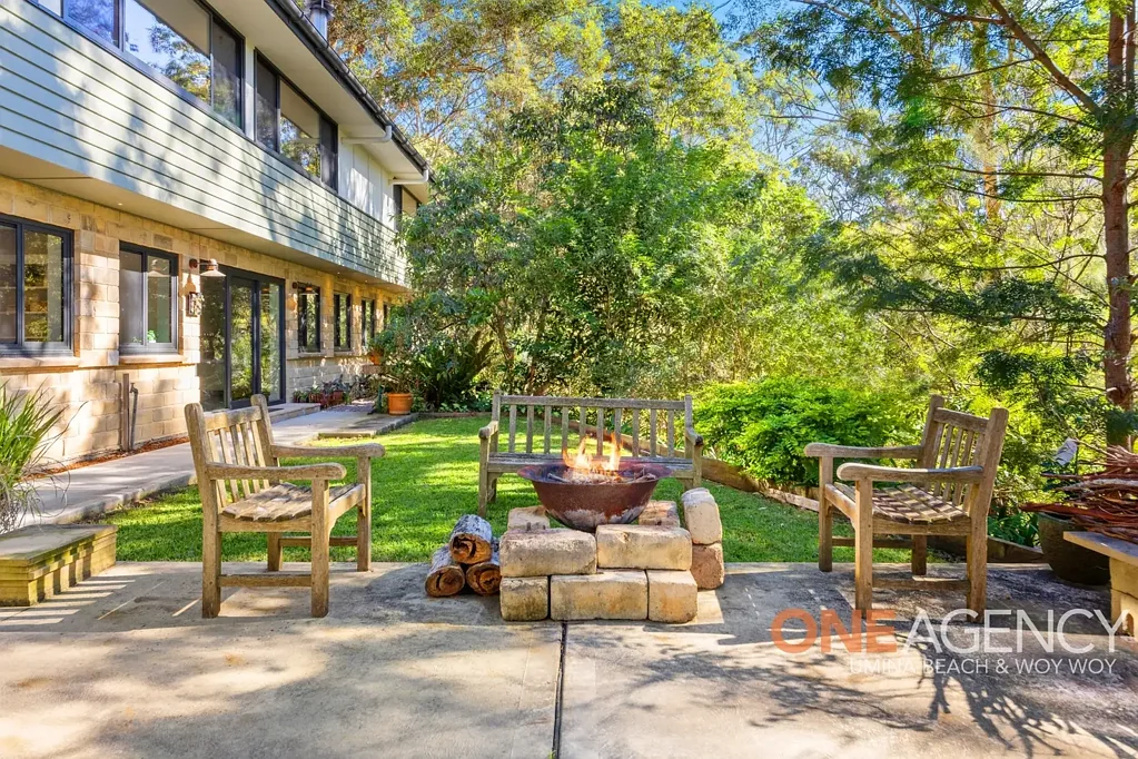 Empire Bay 5 Bedroom ARCHITECTURAL HOME IN A SERENE SETTING !
