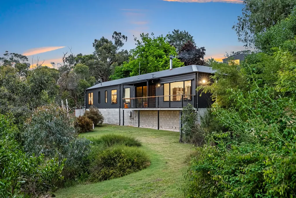 Upper Sturt 3Kwarto A Bold Bushland Escape with a Lighter Footprint and a Long View.