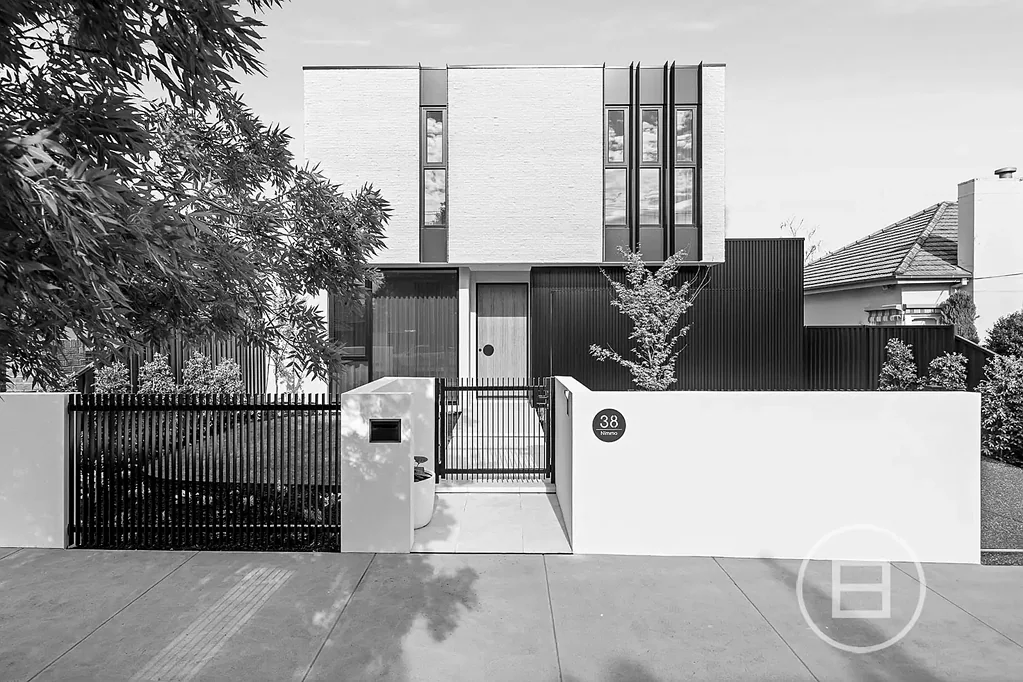 Essendon 5房 全新杰作奢居 Taj Mahal石材主厨厨房 宽敞户外空间 朝北泳池 全方位隐私 优质学区环绕 空间感超凡 Expressions of Interest closing Tuesday 9th December at 5pm