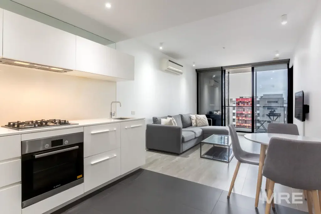 Southbank 2房 一套卓越的 Guilfoyle 公寓，坐拥城市天际线美景 A Standout Guilfoyle Apartment with Skyline Views