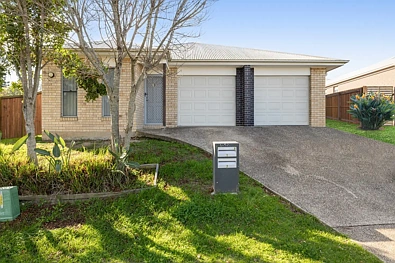Glenvale 6 Slaapkamer Set and Forget Duplex Investment!