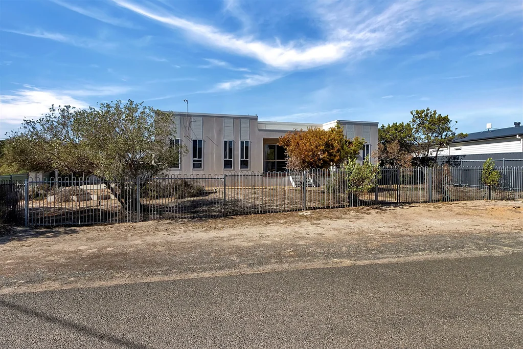 Thompson Beach 3房  Spacious Coastal Corner on Sandpiper Drive