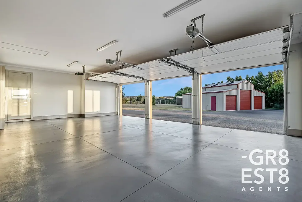 Narre Warren North 5房 私密车道安全 360度全景视野 优质混凝土结构 高端装修 低维护豪华美学 全年可用泳池 美式谷仓 多功能牧场 水资源丰富 A Grand Hidden Estate on 9.5 Acres – Luxury, Privacy & Prestige with Spectacular 360° Views