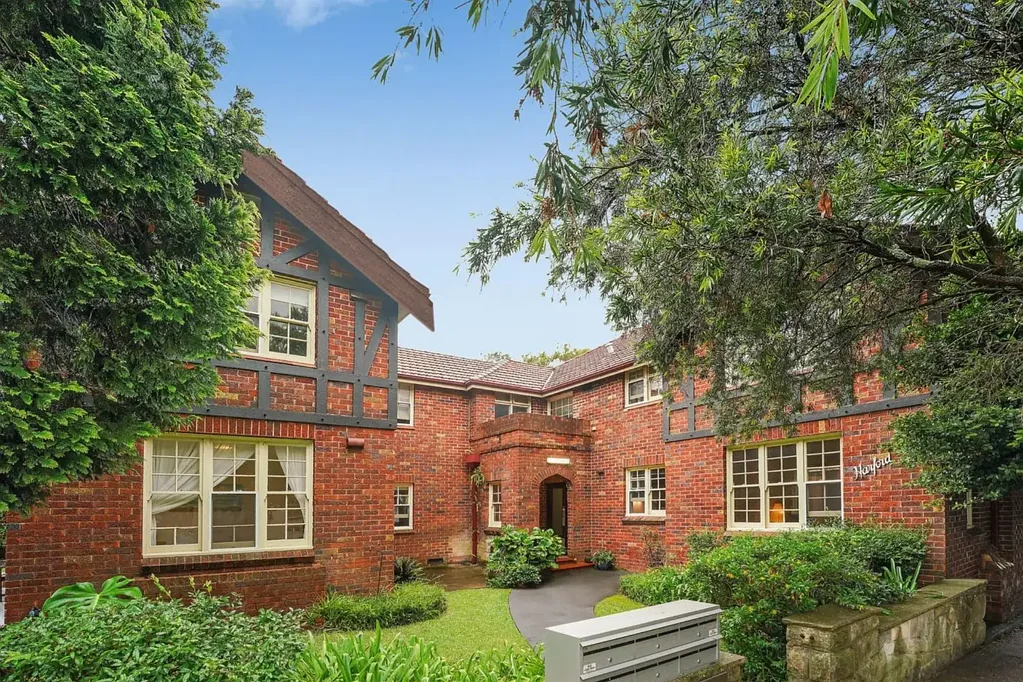 Stylish & Spacious Apartment in a Peaceful Boutique Setting