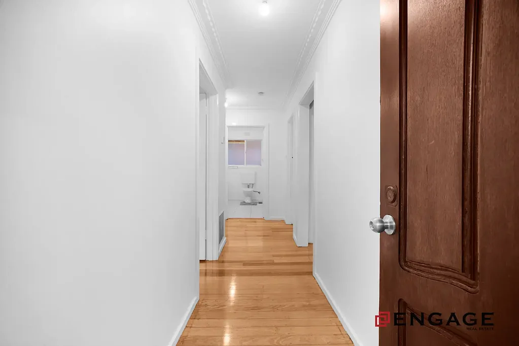 Sunshine West 2房 木制外墙住宅 精心翻新 永恒魅力 宽敞客厅 2卧带柜 独立厨餐区 中央暖空调 步行学校商店 公交便捷 Dream Dimensions In Superb Spot with an opportunity to Nest or Invest....