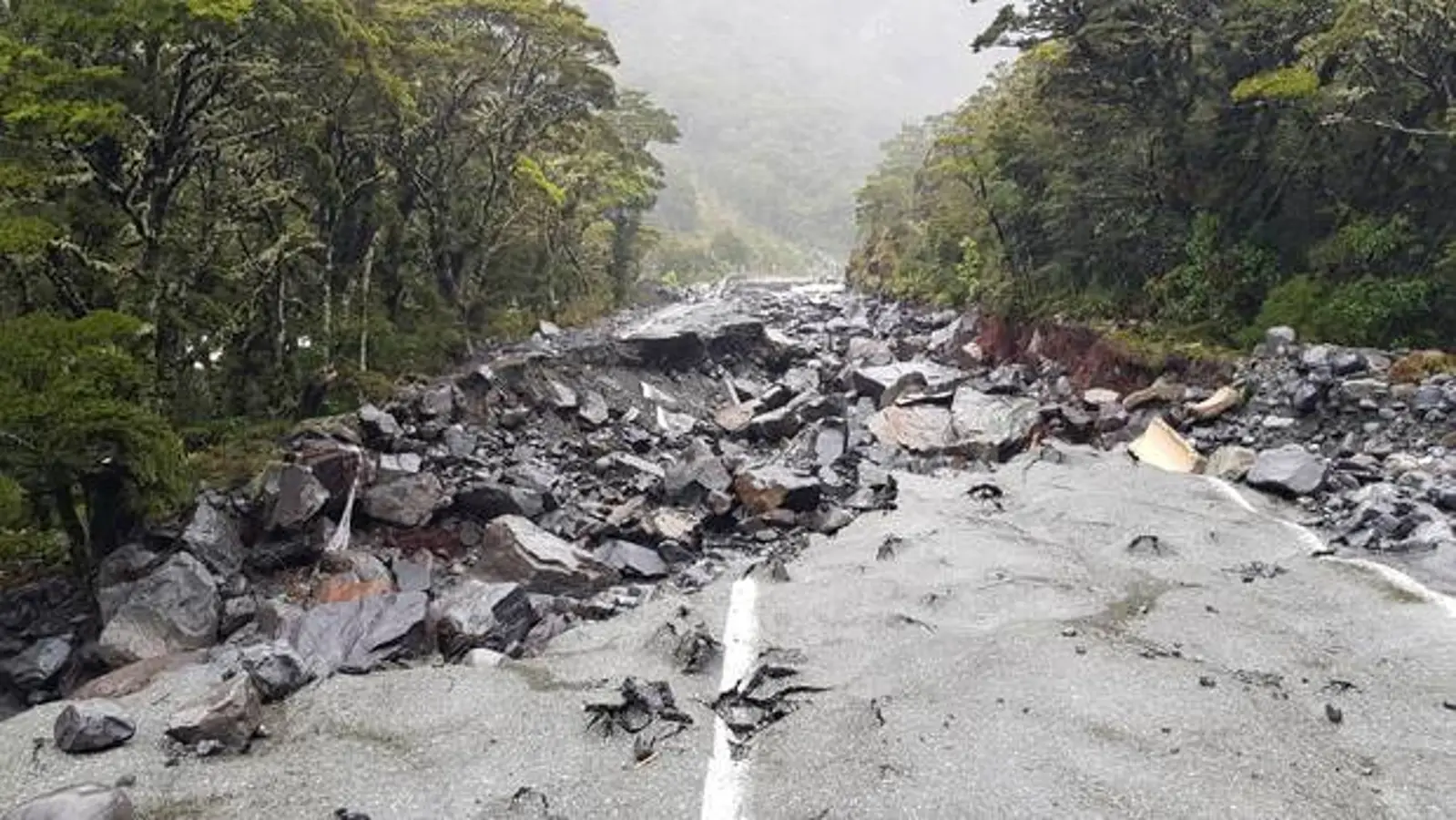 洪水冲垮道路，逾500游客被困南岛！