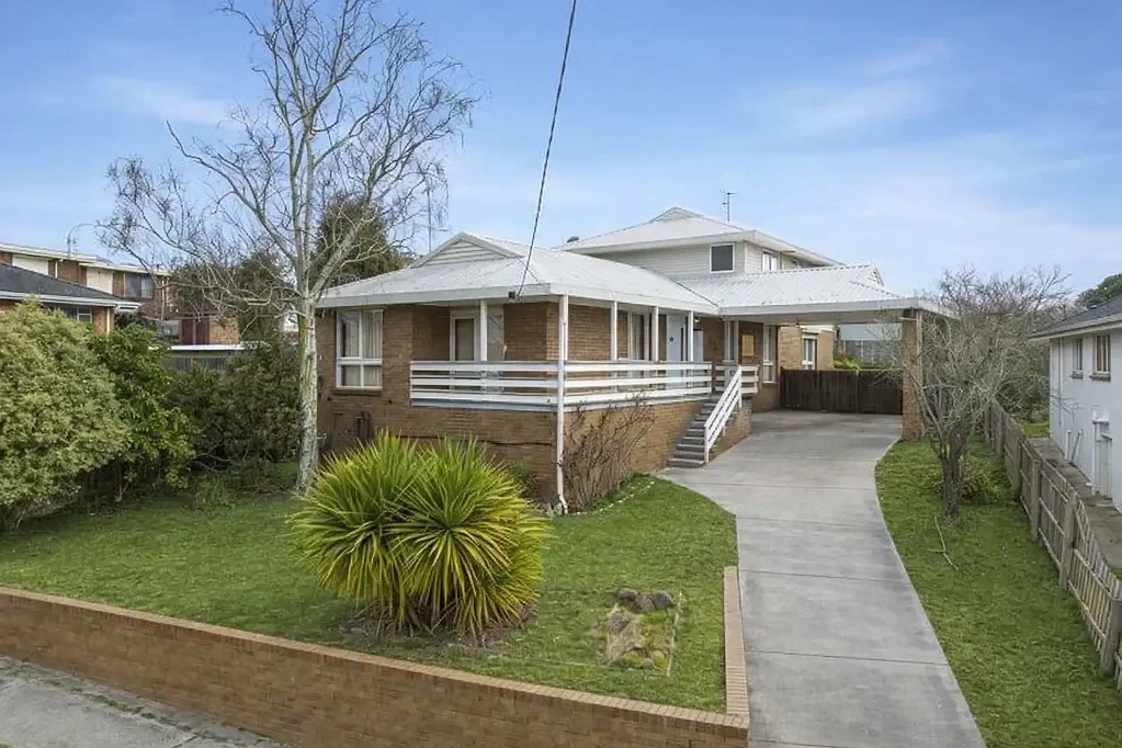 Morwell 9غرفة نوم The Brief: Registered 9-Bedroom Rooming House – Gross Annual Income: approx. $102,960
