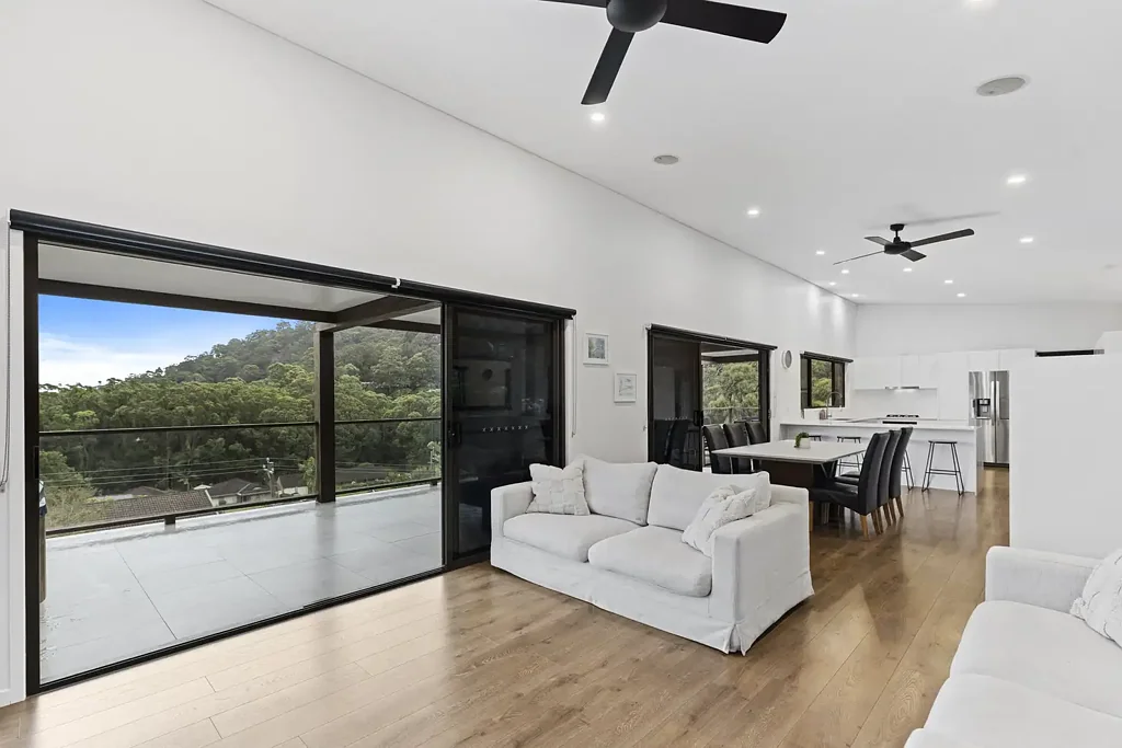Umina Beach 4房  Coastal contemporary home moments to beach