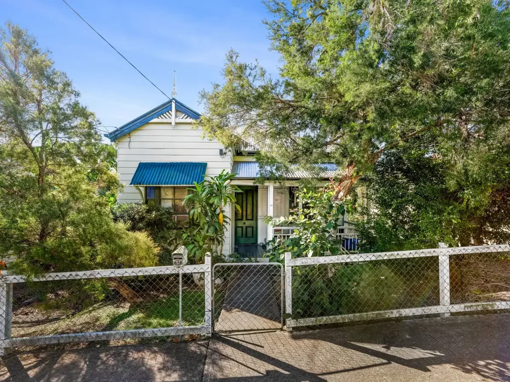 West End 3 Bedroom Rare 1920s Queenslander on 721 m² - Duplex Potential