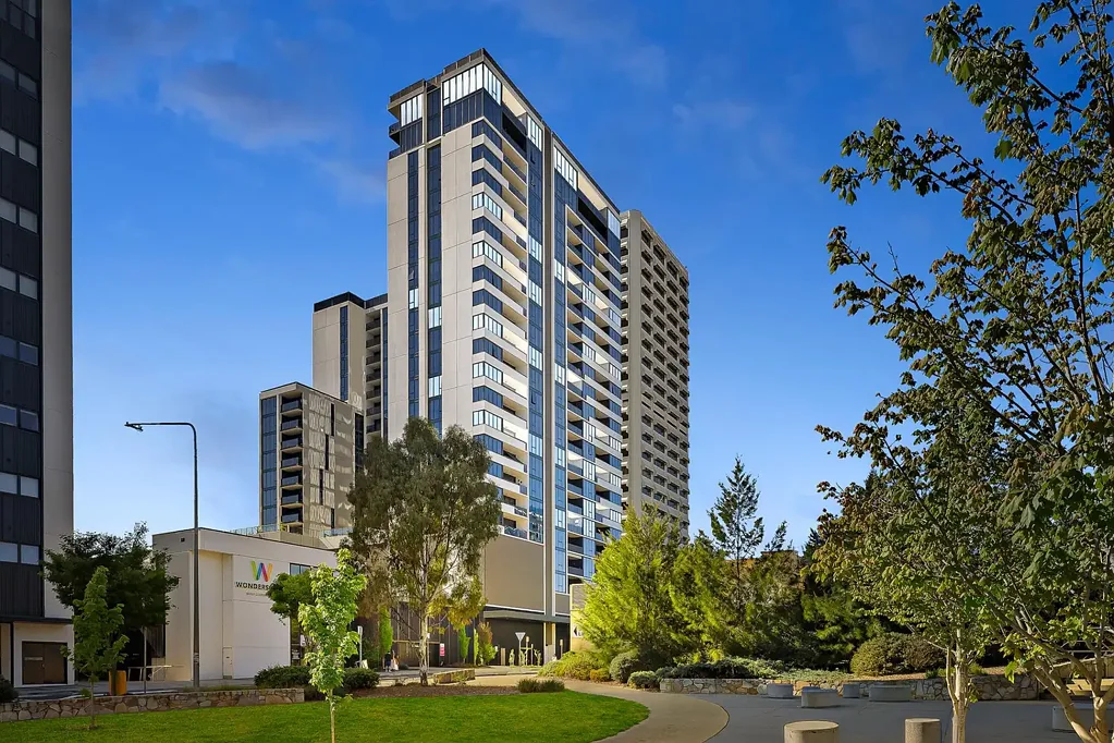 Phillip 2chambre Sky-High Style in the Heart of Woden