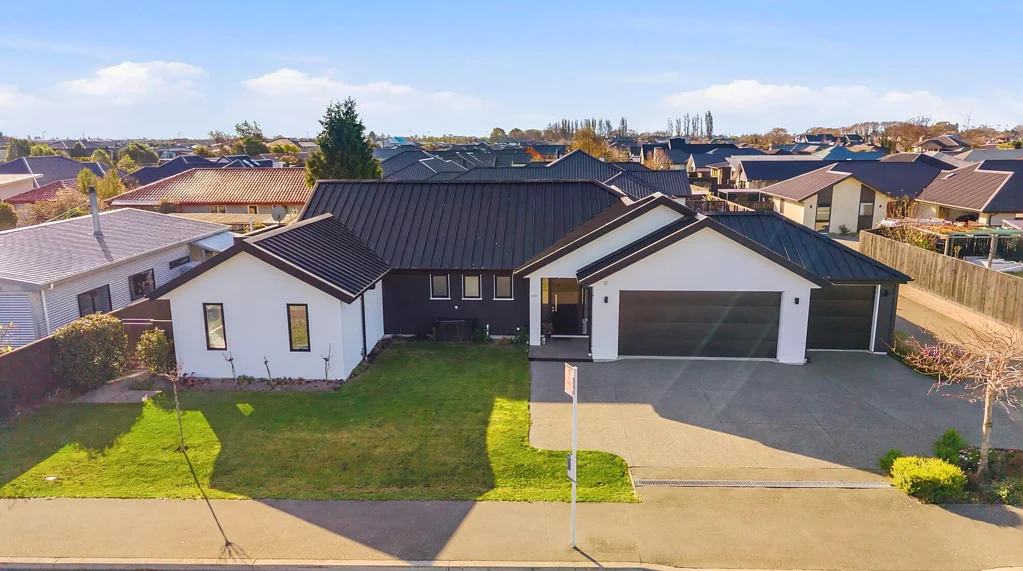 Halswell 3房  Space, Sun & Storage, Including a 3-Car Garage!