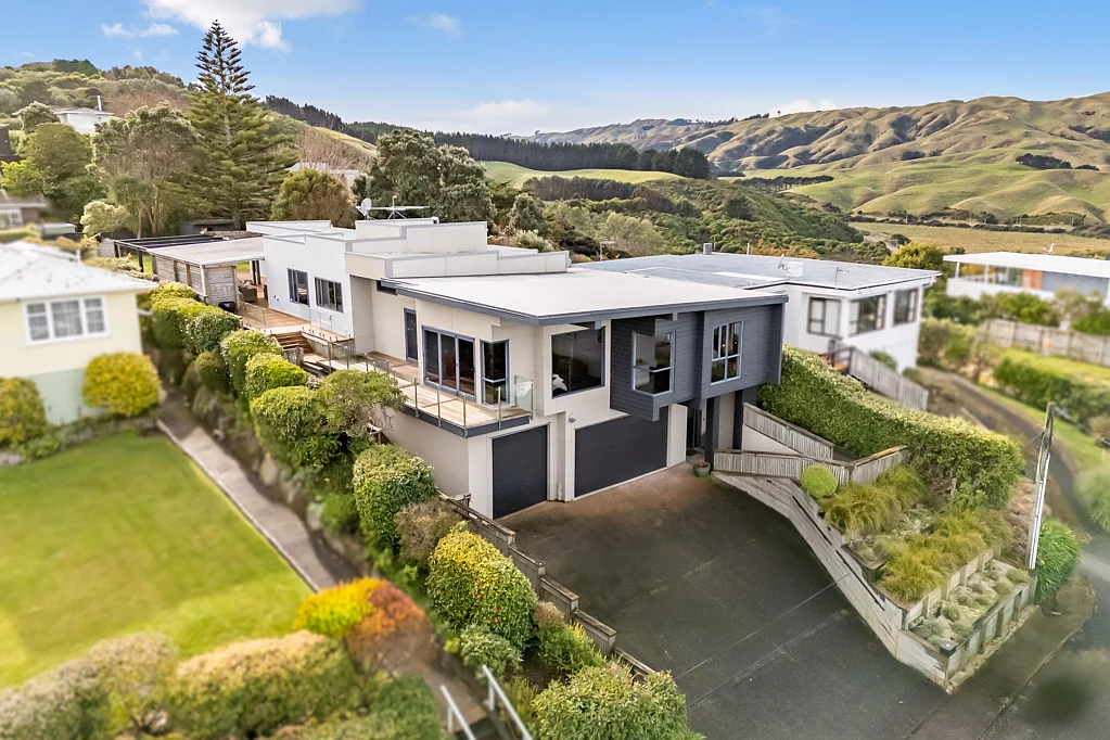 Plimmerton 5房  Elevated Living with Space, Sun and Subtle Luxury