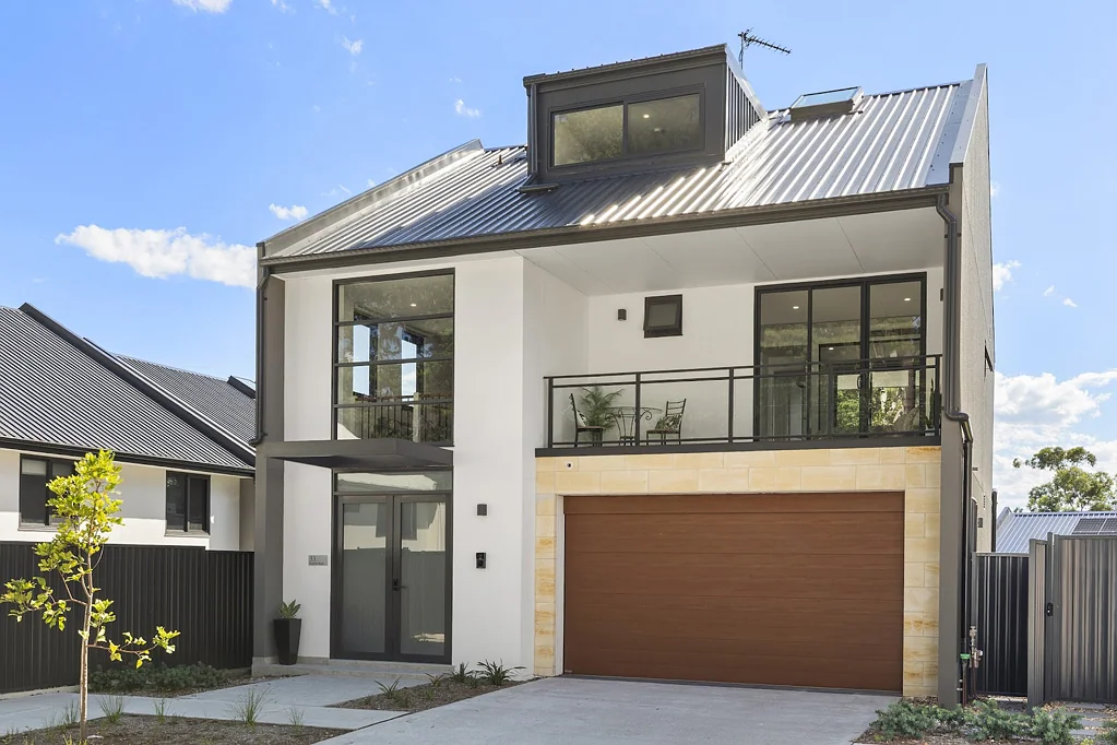 Castle Hill 4Zimmer Luxury tri-Level home with internal lift and dual master suites