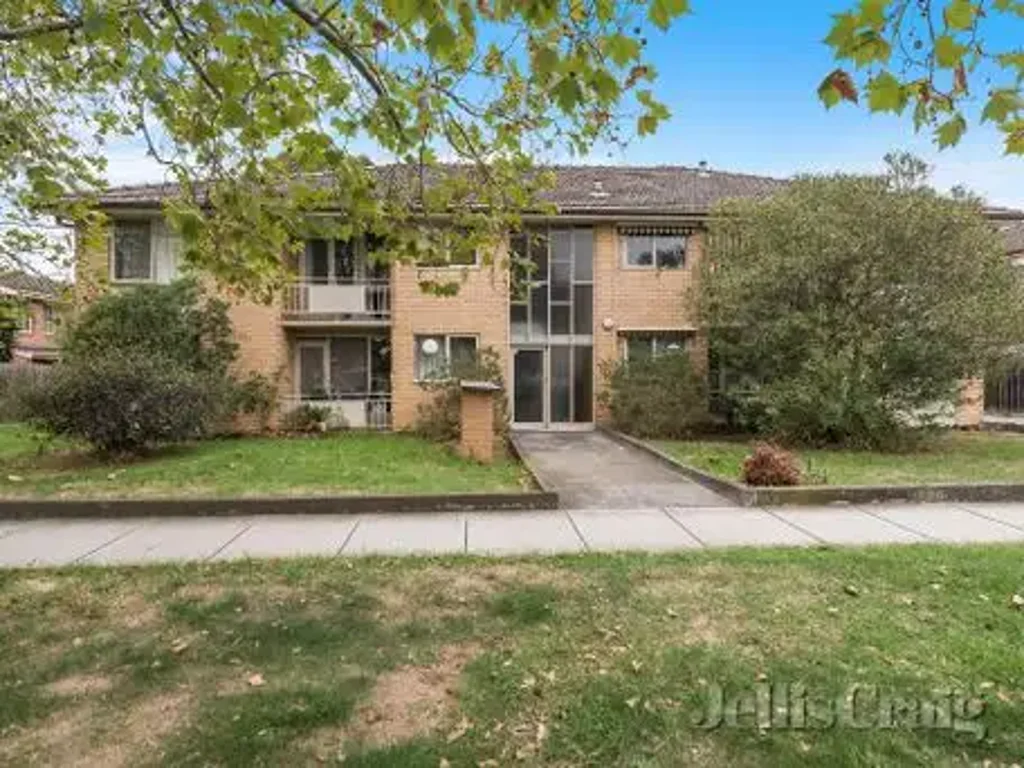 Enjoy this 1 bedroom, 1st floor apartment in a most sought after location where every window has a sky view.