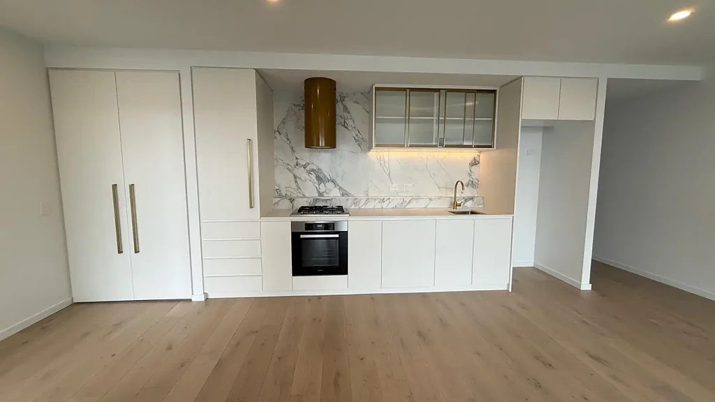 Box Hill 1房 都市繁华之上 5层尊贵住宅 1室1厅1卫 61㎡宽敞空间 9㎡景观阳台 西向阳光 冬季花园独特设计 定制欧式豪华家居 健身房电影院 屋顶花园 步行即享咖啡馆餐厅 购物中心公园图书馆 优质教育近在咫尺 公共交通便利 医疗设施齐全 尊享城市生活 Brand new: 1 bedroom + study with parking, Level 5
