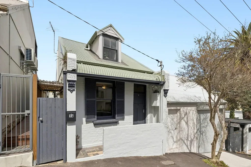Forest Lodge 3Zimmer Character-Filled Residence with a Separate Private Loft-Style Studio