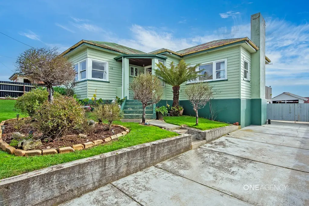 Hillcrest 3 Bedroom Renovators Rejoice: Simply Adorable Home With Great Bones